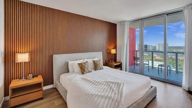 Room - New! Canal View Studio - Resort Perks Beach (Hallandale Beach)