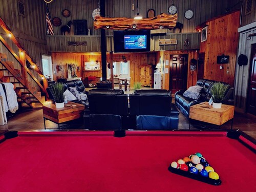 4-bedroom Open concept Farmhouse minutes from Norfork Lake
