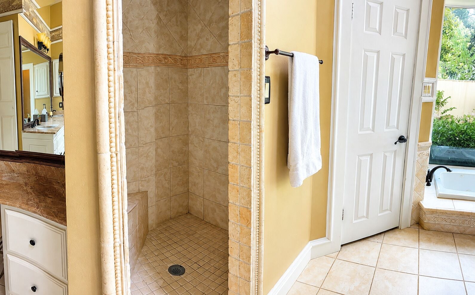 Baignoire à jets, sèche-cheveux, bidet, serviettes fournies