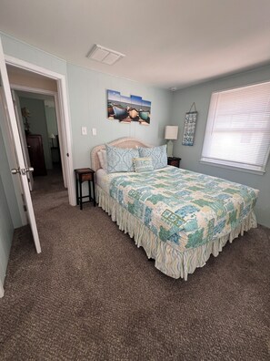 Room - Beach Haven Bungalo - 7th from beach. (Beach Haven)