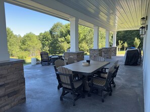Outdoor dining - Big Timber Secluded Luxury Retreat on 138 Private Acres (Russell)