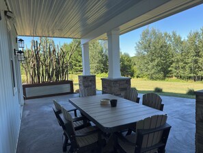 Outdoor dining - Big Timber Secluded Luxury Retreat on 138 Private Acres (Russell)