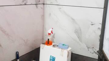 Quarto casal luxo | Banheiro | Chuveiro, toalhas de banho, sabonete