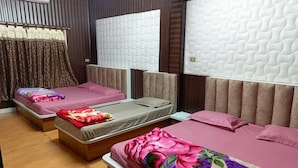 Habitación familiar, vista a la ciudad | Escritorio y espacio para trabajar con laptop 
