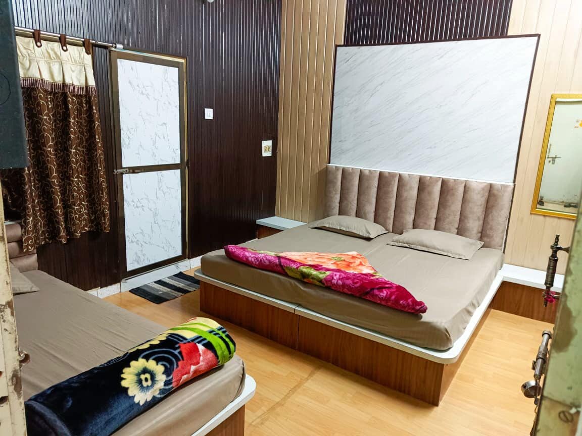 Deluxe-Dreibettzimmer | Schreibtisch, laptopgeeigneter Arbeitsplatz