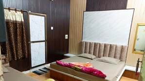 Habitación triple Deluxe | Escritorio y espacio para trabajar con laptop 