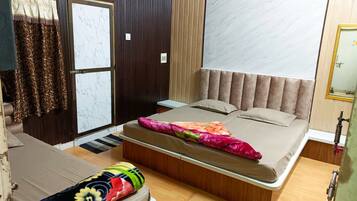 Deluxe-Dreibettzimmer | Schreibtisch, laptopgeeigneter Arbeitsplatz
