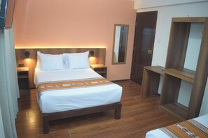 A hotel room with a bed, bedside tables, a mirror, and a wooden bench. - Inkarri Express Arequipa (Arequipa)