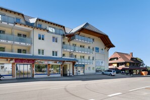 Un hotel de varios pisos con recepción, restaurante y alquiler de esquíes.