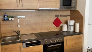 Coffee/tea maker, fridge, microwave, oven