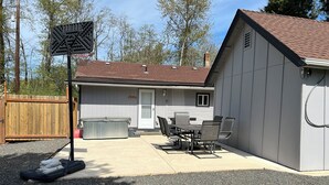 Une propriété résidentielle dotée d’un patio couvert, d’un espace salon extérieur et d’un jacuzzi.