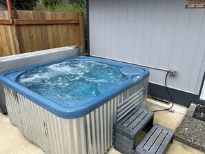 Outdoor spa tub - Quite Charming Farmhouse located in the county (Ferndale)
