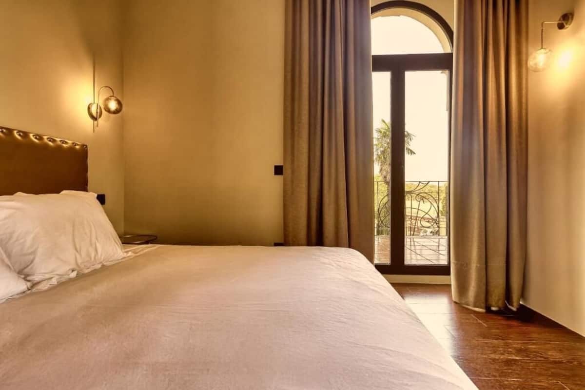 Sviitti | Tallelokero huoneessa, pimennysverhot, äänieristys, ilmainen Wi-Fi