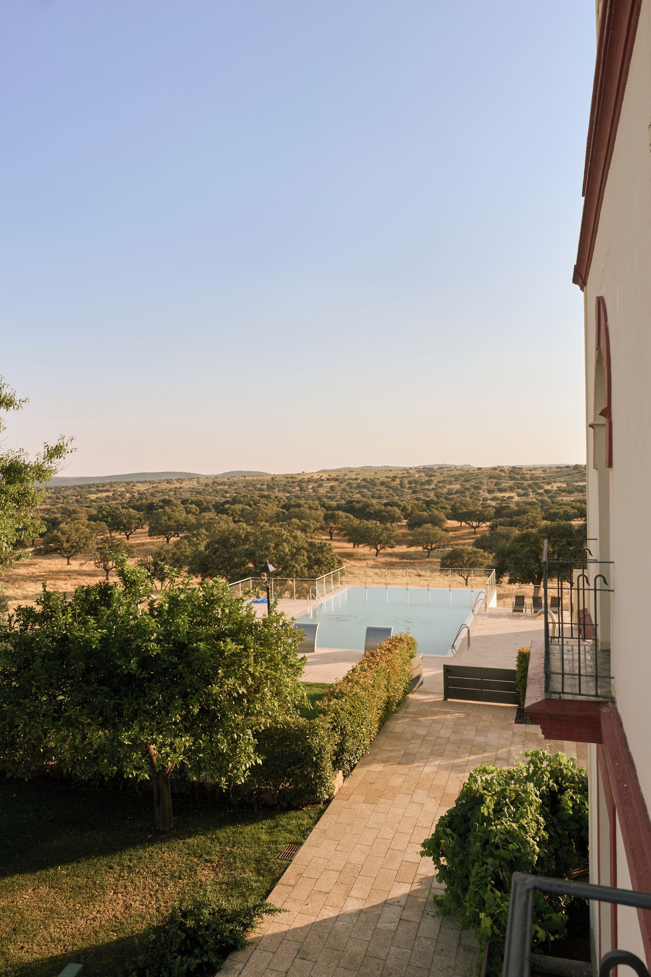Una piscina al aire libre de temporada