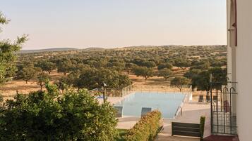 Una piscina al aire libre de temporada