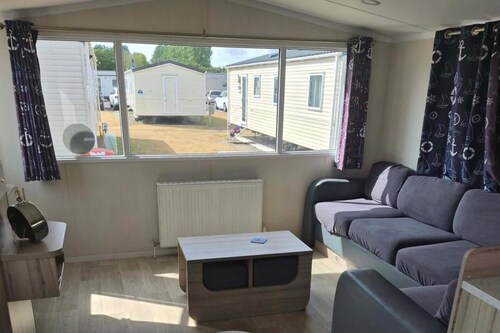 Cabin Sleeps 8 - Free Parking and Beach Access