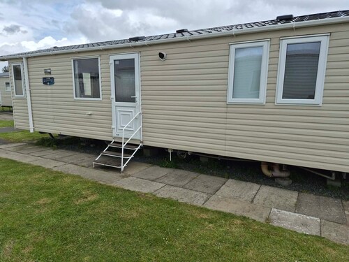 Cabin Sleeps 8 - Free Parking and Beach Access
