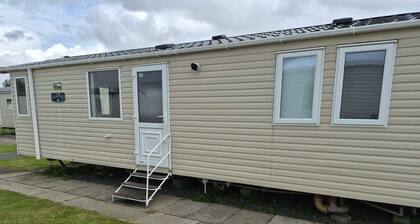 Cabin Sleeps 8 - Free Parking and Beach Access