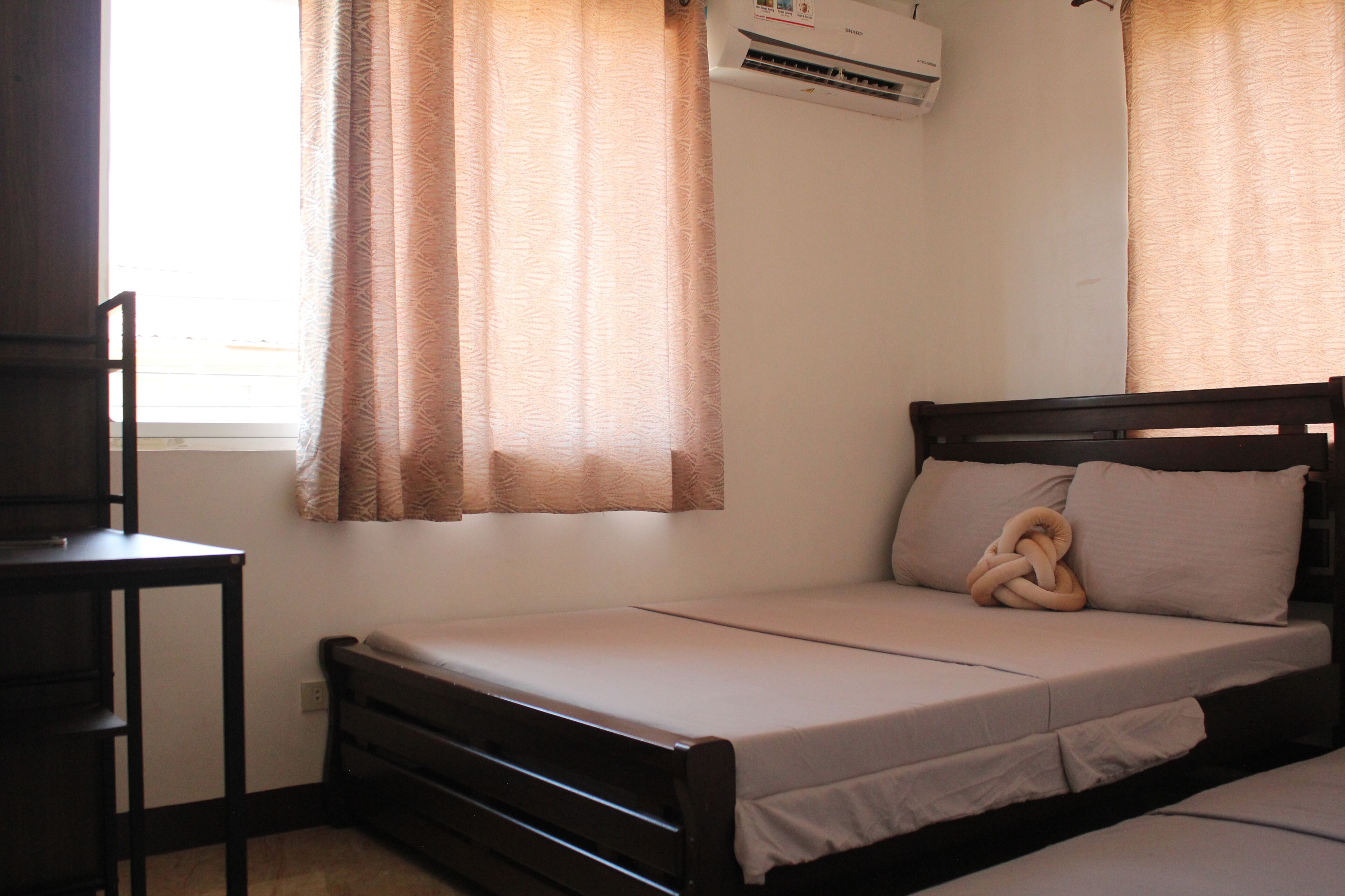 Iron/ironing board, internet, bed sheets