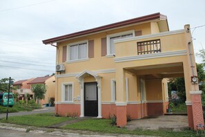 Exterior - Charming 3-bedroom Holiday House in Bacolod City (Bacolod)