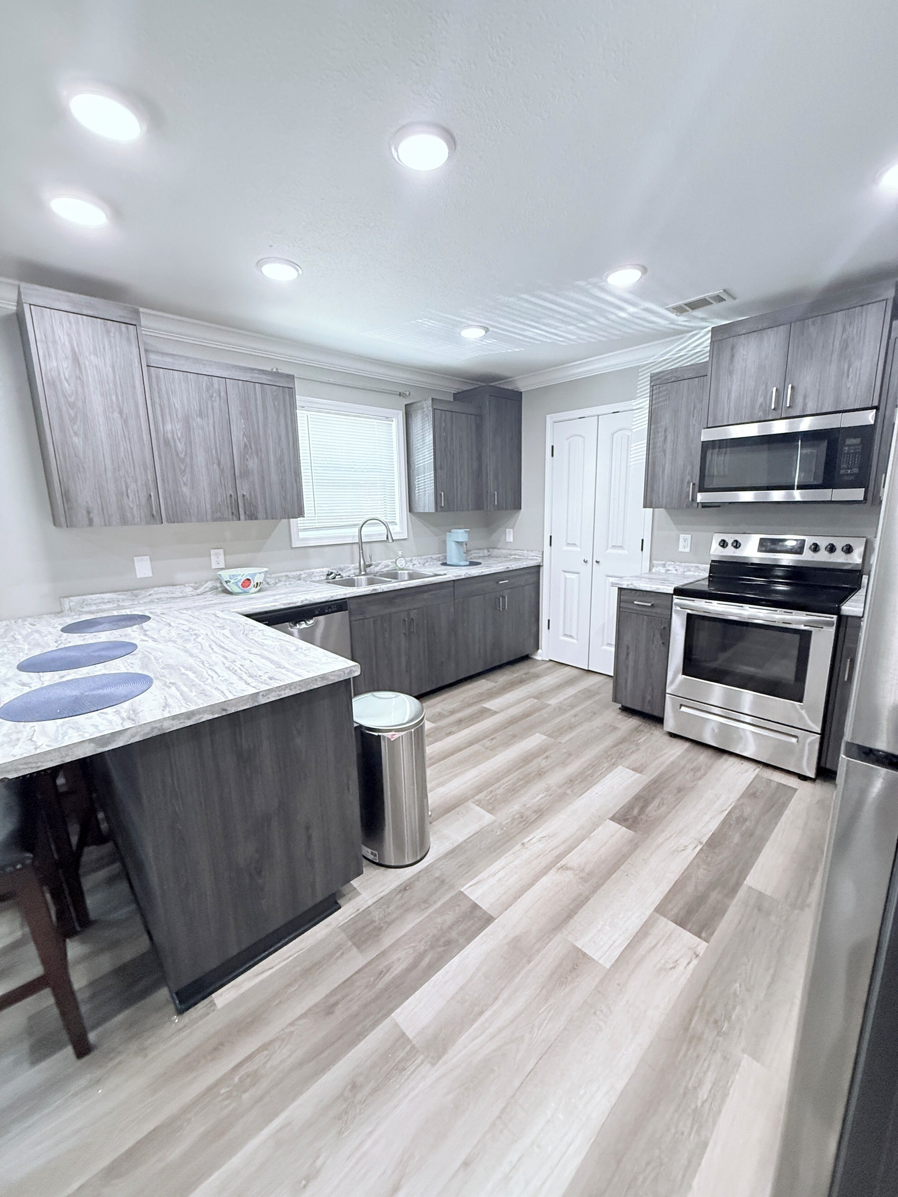 Una cocina moderna con una isla central, electrodomésticos integrados y un diseño limpio y contemporáneo.