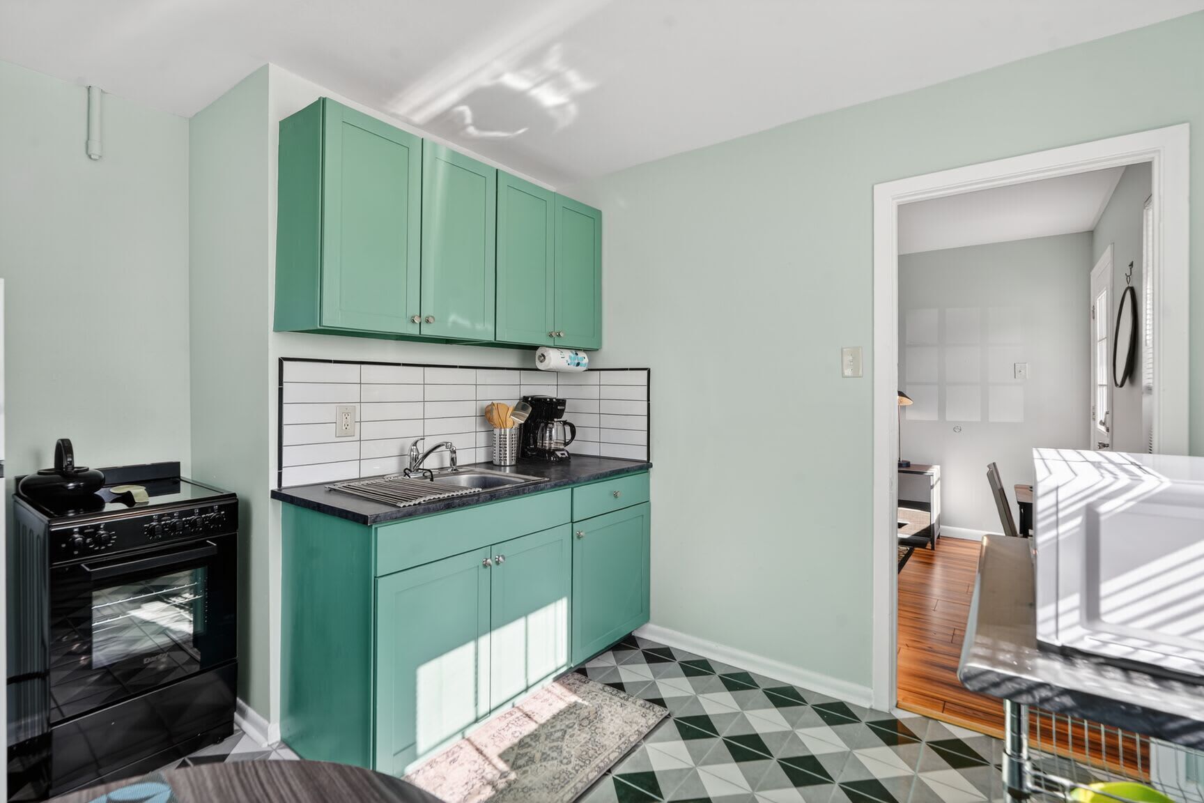 Coffee/tea maker, fridge, microwave, stovetop