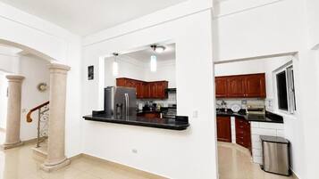 Vila Mewah, balkon, pemandangan kota | Dapur pribadi