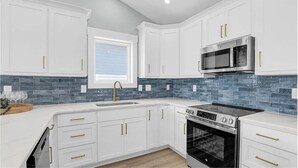 Private kitchen - Sweet SeaRenity- SURF CITY -New Luxury 4B, Ocean Views, Steps to Beach, Elevator (Surf City)
