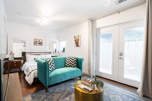 Living area - Cozy Studio-Gated Private Entry by Med Center (Houston)