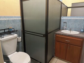 Dusche, Handtücher, Seife, Toilettenpapier