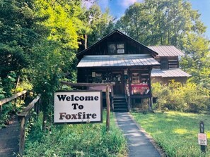 A wooden cabin with a sign reading 'Welcome To Foxfire.' - Cozy 3BR/2BA with Mountain Vibes - 3 min from DT Clayton (Clayton)