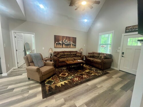 3-bedroom cabin close to Downtown Clayton with a Mountain feel.