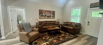 3-bedroom cabin close to Downtown Clayton with a Mountain feel.