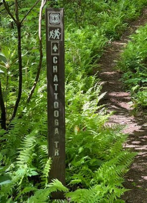 A trail sign with the name 'CHATTOOGAT TR' and a symbol indicating a hiking path. - Cozy 3BR/2BA with Mountain Vibes - 3 min from DT Clayton (Clayton)