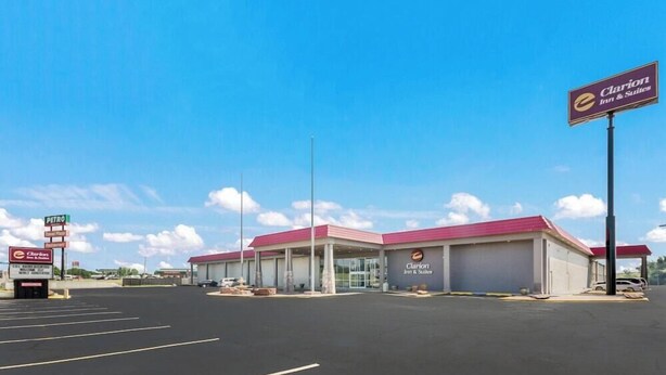 Un hotel con tetto rosso e parcheggio.