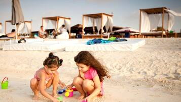 Une plage avec des tentes et des gens qui se détendent.