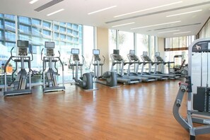 A gym with treadmills, elliptical machines, and weight equipment. - Yas Plaza Marina by IHG (Abu Dhabi)