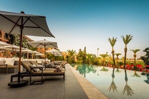 Una piscina cubierta, una piscina al aire libre