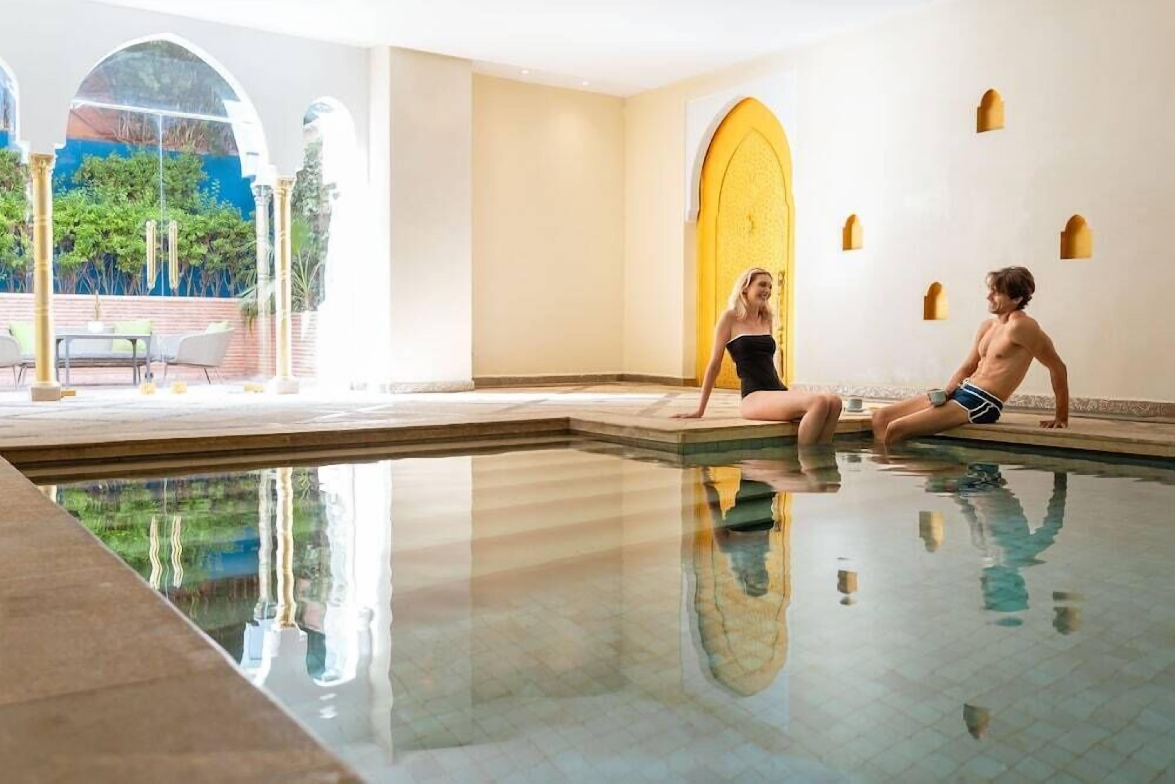 Una piscina cubierta, una piscina al aire libre