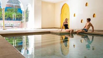 Una piscina cubierta, una piscina al aire libre