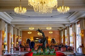 A lobby with chandeliers, a reception desk, and seating areas. - Sofitel Marrakech Palais Imperial and Spa (Marrakech)