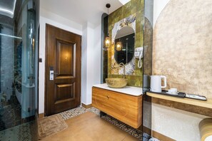 Superior-dobbeltværelse - balkon - byudsigt | Badeværelse | Bruser, gratis toiletartikler, hårtørrer, hjemmesko