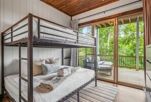 2 bedrooms, iron/ironing board, Internet, bed sheets - Cozy 2-bedroom cabin in perfect Sevierville with AC (Sevierville)