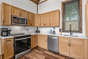 Private kitchen - Cozy 2-bedroom cabin in perfect Sevierville with AC (Sevierville)