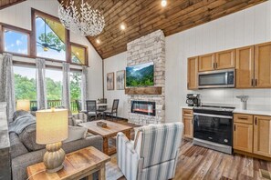 Interior - Cozy 2-bedroom cabin in perfect Sevierville with AC (Sevierville)
