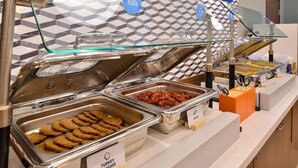 A buffet with labeled trays of turkey sausage, bacon, and cookies. - Holiday Inn Express Kalamazoo (Kalamazoo)
