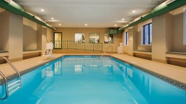 Indoor pool, outdoor pool - Holiday Inn Express Kalamazoo (Kalamazoo)