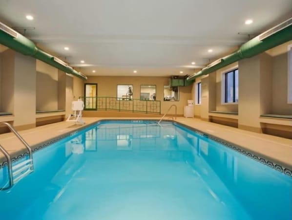 Pool - Holiday Inn Express Kalamazoo (Kalamazoo)
