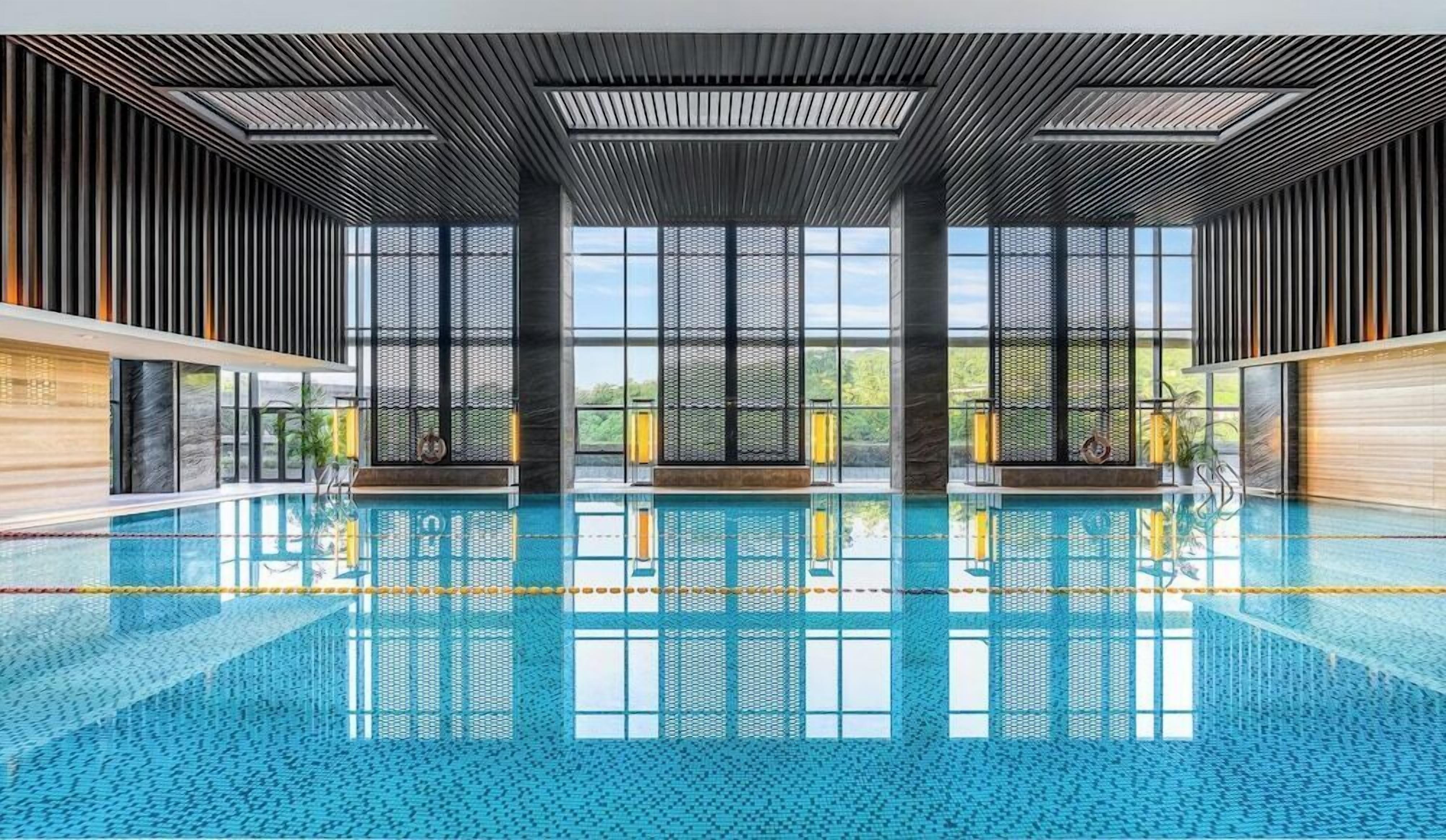 Inomhuspool och utomhuspool