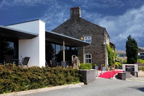 A building with a modern extension and a traditional stone structure. - Lancashire Manor Hotel, BW Signature Collection by Best Western (Skelmersdale)